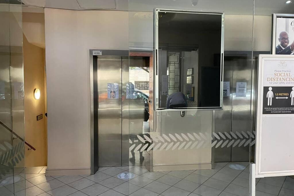 Cool & Easy Flat In The Heart Of Marshalltown Johannesburg Exteriör bild