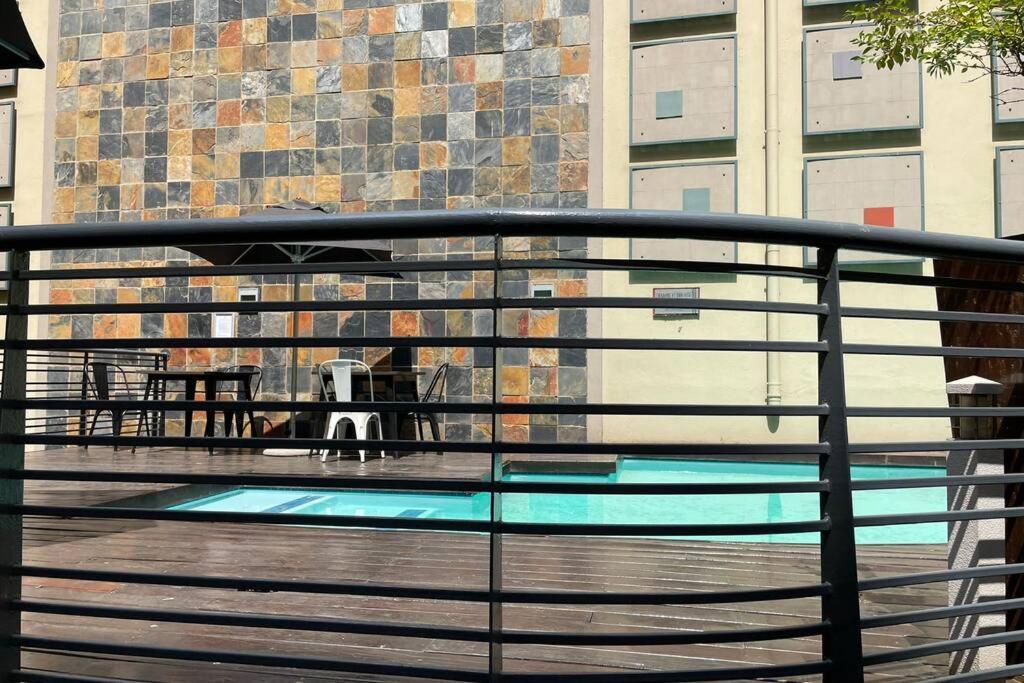Cool & Easy Flat In The Heart Of Marshalltown Johannesburg Exteriör bild