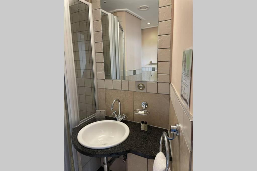 Cool & Easy Flat In The Heart Of Marshalltown Johannesburg Exteriör bild